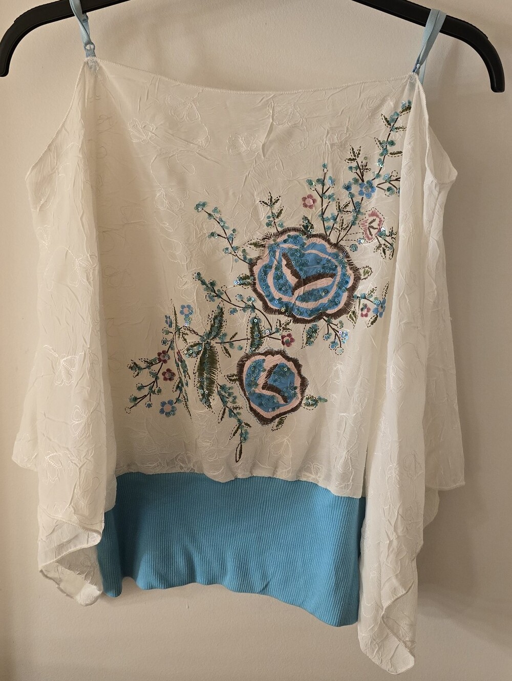 Kimono White Floral Embroidered Kimono Sleeve Top with Blue Hem Size Medium.